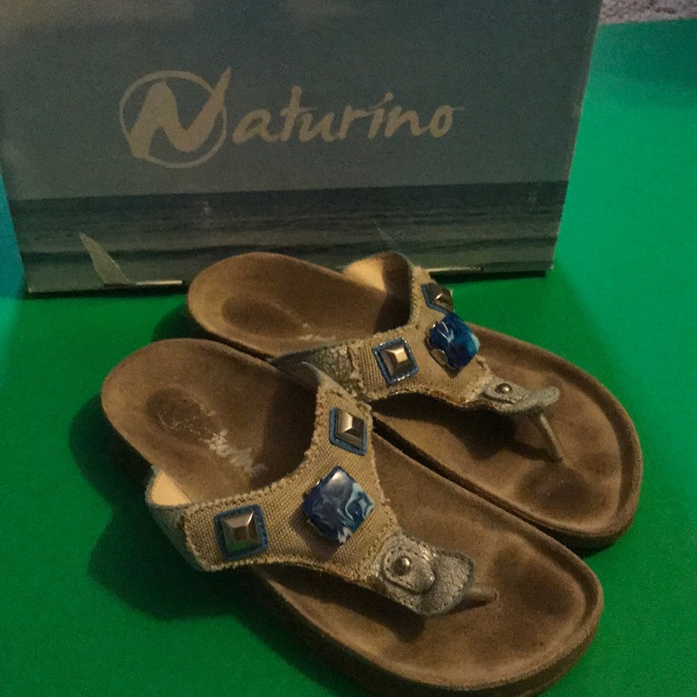 Girls Naturino sandal size 33